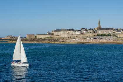 France, Ille-et-Vilaine (35), Côte d'Emeraude, Saint-Malo, la ville fortifiée avec la Tour Bidouane à gauche et la plage du Bon Secours à droite