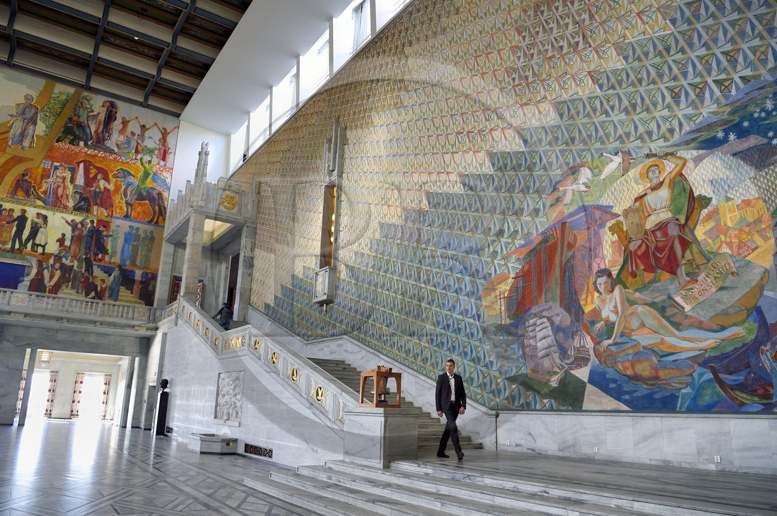 Norvège, Oslo, l'hotel de ville (Radhuset), salle principale qui accueille la cérémonie du prix Nobel de la paix, fresques avec des motifs tirés de l'histoire, de la culture et du monde du travail norvégien