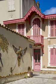 France, Vendée (85), Les-Sables-d'Olonne, quartier de l'île Penotte, ruelles piétonnes aux façades ornées de mosaïques de coquillages (avant utilisation demander l'autoristaion à L'ADAGP www.adagp.fr)