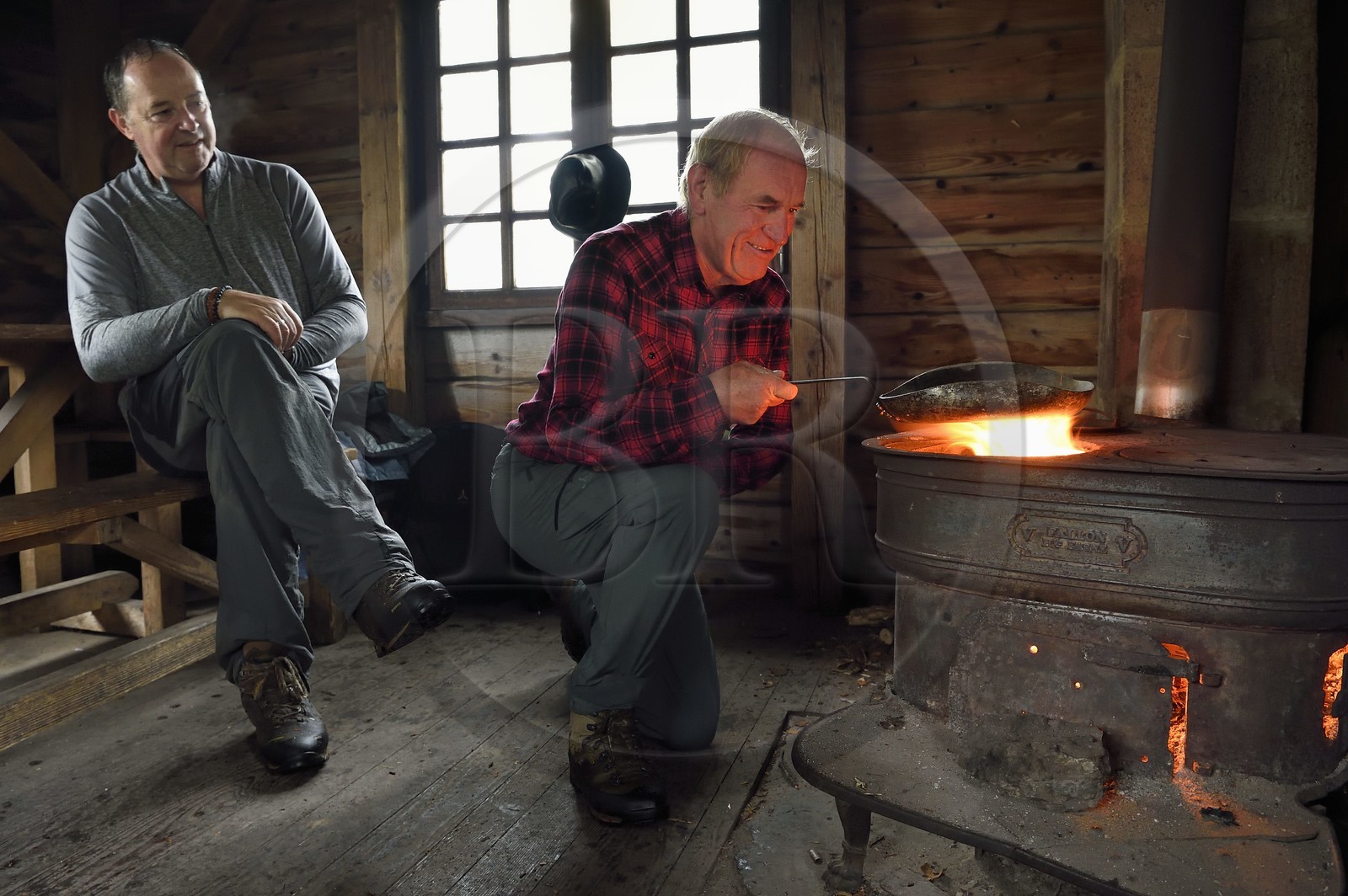 France, Vosges (88), Parc naturel régional des ballons des Vosges, Saint-Maurice-sur-Moselle, le chalet des cretes, un abri en rondins de bois bati par les forestiers et ouvert aux randonneurs qui peuvent se réchauffer autour du poele
