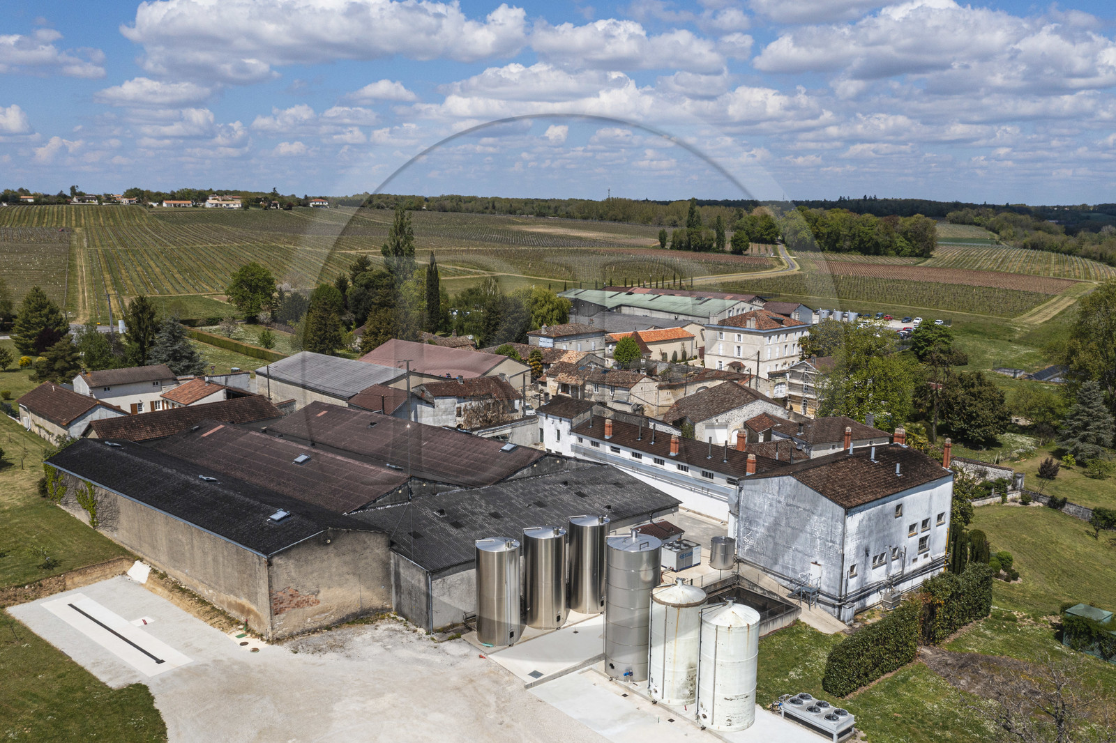 France, Charente (16), Sireuil, la Distillerie des Moisans, maison familiale qui élabore et fait veillir dans ses chais du Cognac (vue aérienne)