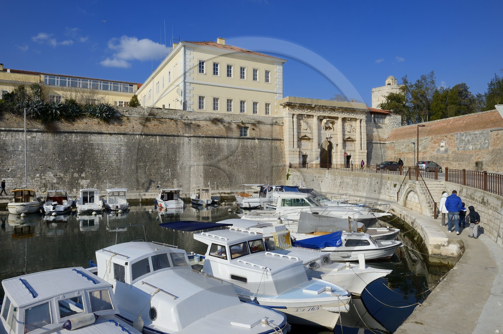 Croatie, Dalmatie, côte dalmate, Zadar, le port de Fosa et la Porte de Terre-Ferme surmontée du lion ailé vénitien en arrière plan
