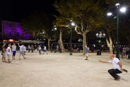 France, Var (83), Saint-Tropez, joueurs de pétanque sur la Place des Lices à la nuit tombée