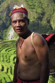 Philippines, province d'Ifugao, les rizières en terrasses de Banaue autour du village de Batad, classées Patrimoine Mondial de l'UNESCO, le guide Adolpho revetu du costume traditionnel Ifugao