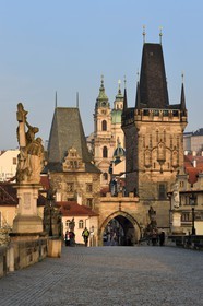 République Tchèque, Prague, centre historique classé Patrimoine Mondial de l' UNESCO, le pont Charles (Karluv Most ou Karlov Most), la tour gothique à l'entrée du pont du côté du quartier de Mala Strana et l'église Saint Nicolas (Sv. Mikulase)