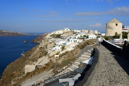 Grèce, Les Cyclades, mer Égée, île de Santorin (Thira ou Théra), le village de Oia qui surplombe la Caldera
