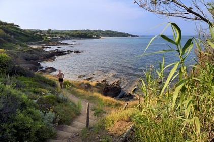 France, Var (83), Saint-Tropez, la côte vers la plage de Capon