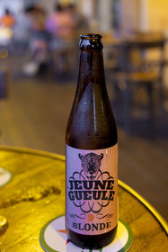 France, Guyane, Cayenne, place des Palmistes, terrasse de l'hôtel restaurant Les Palmistes, bouteille de la bière locale Jeune Geule (jungle)