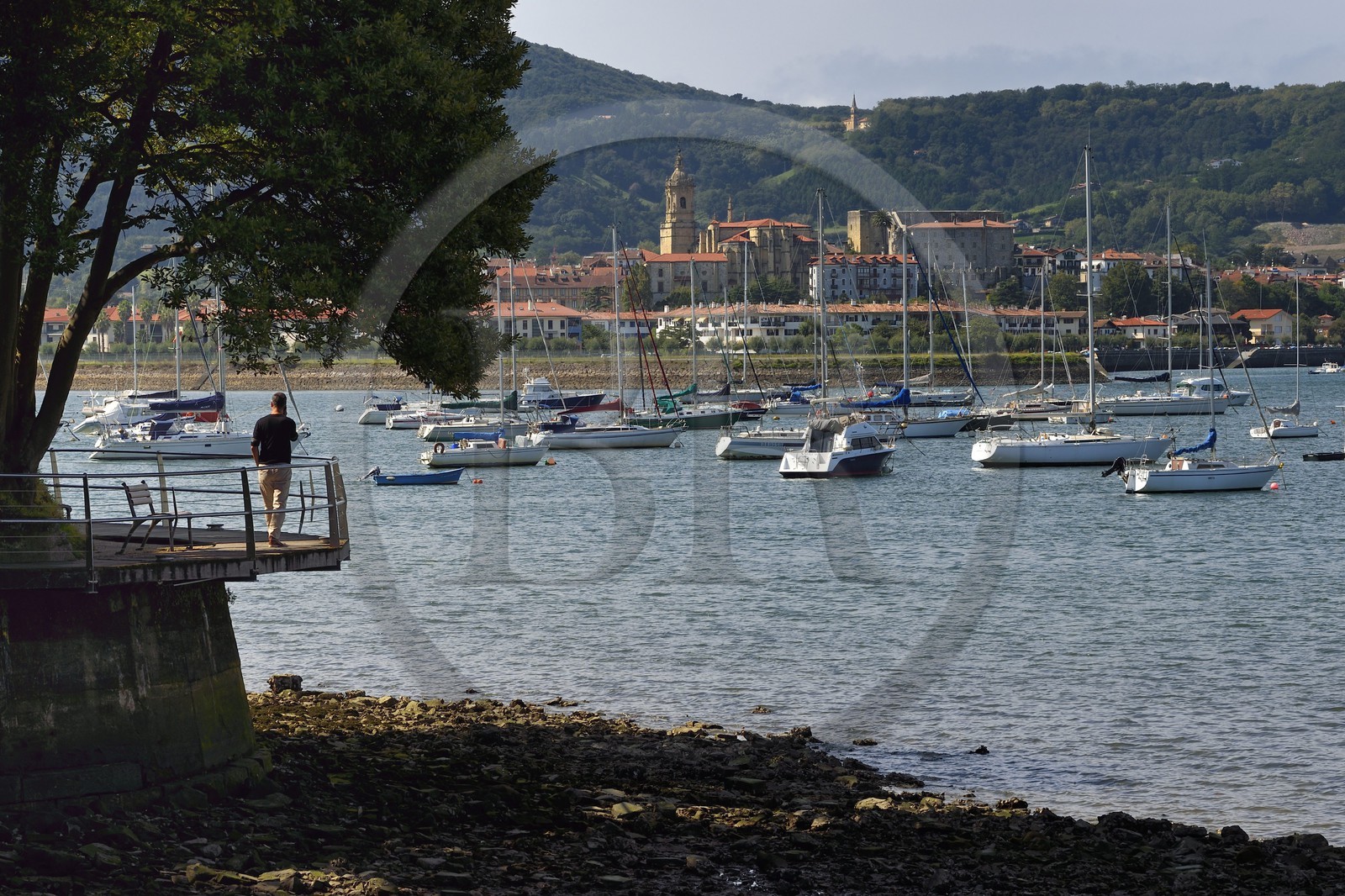 France, Pyrénées-Atlantiques (64), la côte du Pays-Basque, la baie d'Hendaye dans l'embouchure de la Bidassoa, le village de Hondarribia (Fontarrabie)