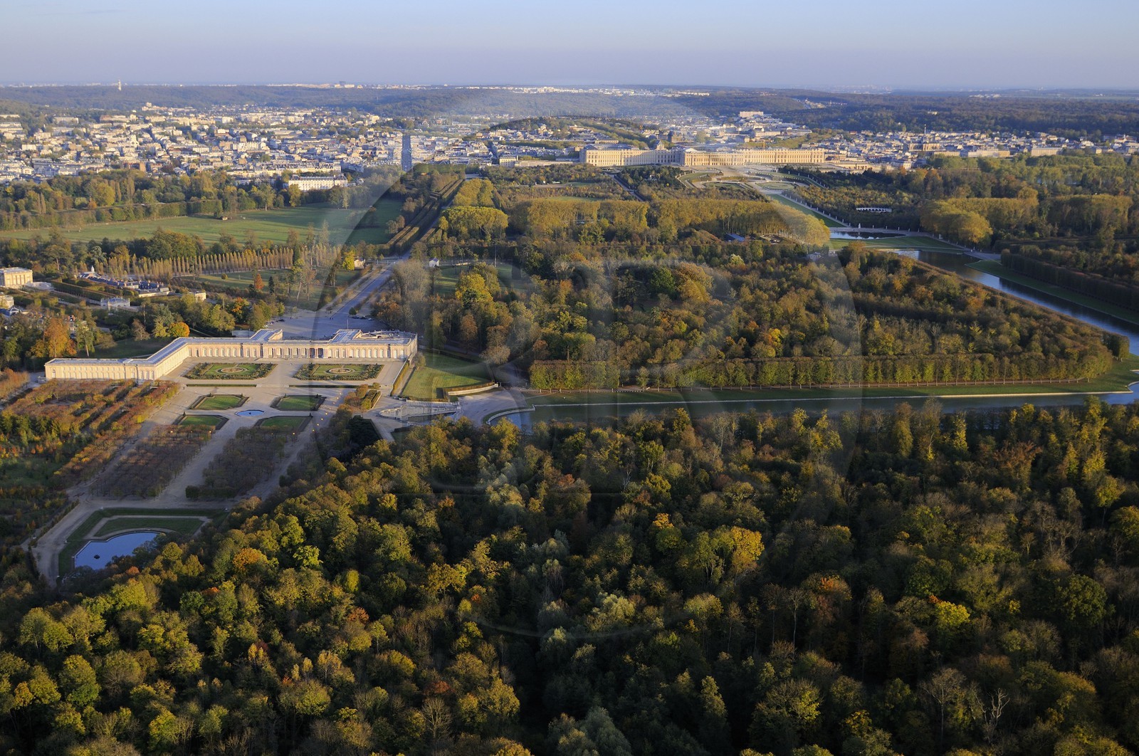 France, Yvelines (78), parc du château de Versailles, classé Patrimoine Mondial de l'UNESCO, le Grand Trianon au premier plan et le château en arrière plan (vue aérienne)