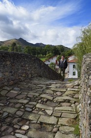 France, Pyrénées-Atlantiques (64), Pays-Basque, Saint-Etienne-de-Baïgorry, le pont roman dit Romain construit en 1661 sur la Nive