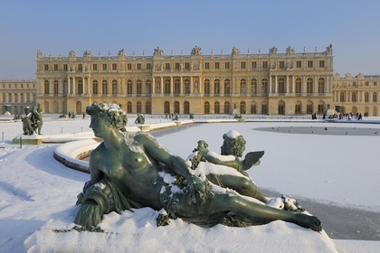 France, Yvelines (78), parc du château de Versailles sous la neige, classé Patrimoine Mondial de l'UNESCO, Parterre d'eau, statue représentant un affluent d'un fleuve français (femme)