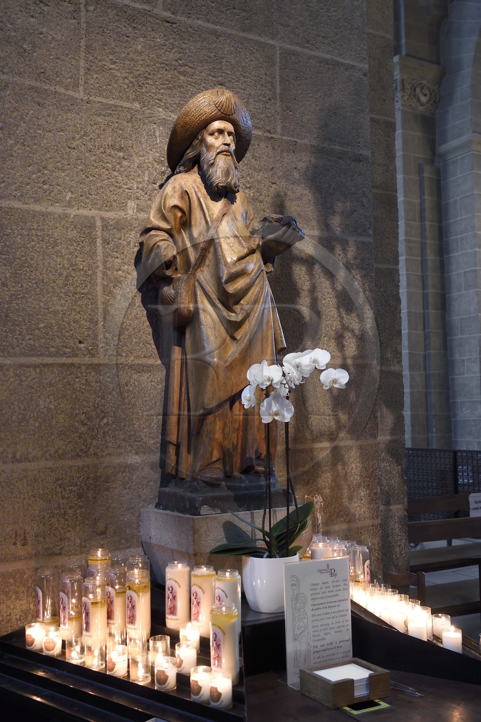 France, Haute-Loire (43), Le Puy-en-Velay, étape des chemins de Compostelle, la cathédrale Notre-Dame-de-l'Annonciation du XIIe siècle classée Patrimoine Mondial de l'UNESCO,  statue de Saint-Jacques de la fin XVe siècle en bois