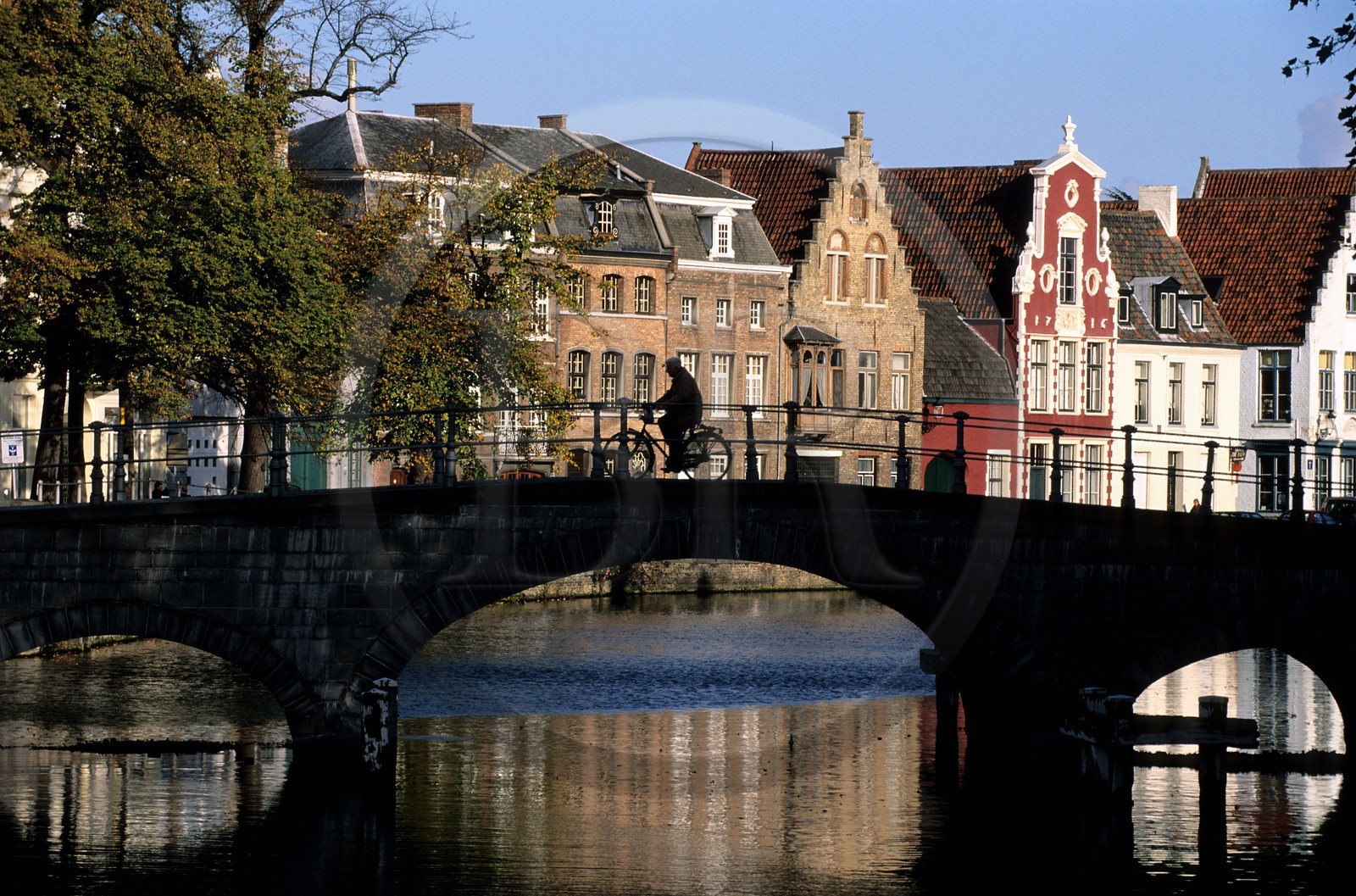 Belgique, Flandre Occidentale, Bruges (Brugge), pont sur le canal