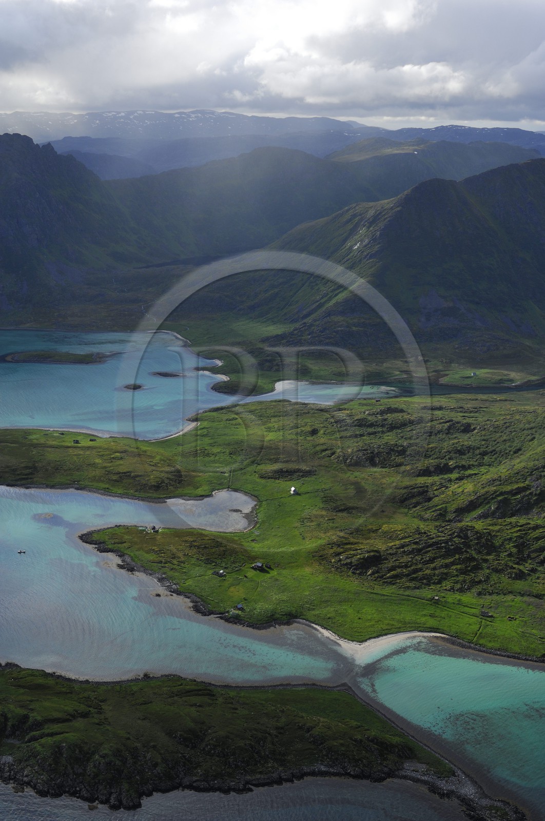 Norvège, Laponie, région du Finnmark, les Iles Soroya vers le Cap Nord (vue aérienne)