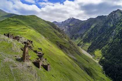 Géorgie, Kakheti, Parc national de Touchétie, vallée de la rivière Alazani dans les montagnes de Pirikiti, village perché de Kvavlo au dessus de Dartlo (vue aérienne)