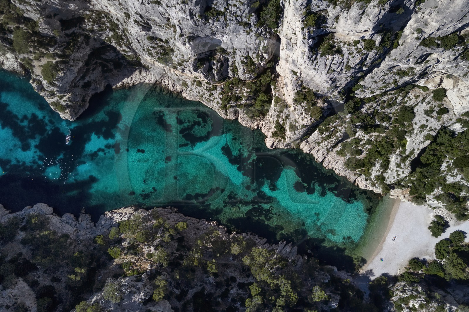 France, Bouches-du-Rhône (13), Marseille, Parc national des Calanques, Calanque d'En-Vau et sa plage (demande d'autorisation nécessaire avant publication)