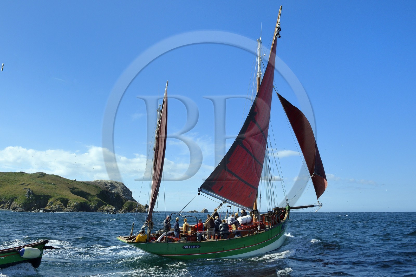 France, Côtes-d'Armor (22), Perros-Guirec, archipel et réserve ornithologique de Sept-Iles,  le voilier traditionnel Sant C'hireg (Saint Guirec) devant l'Ile Rouzic, colonie de fous de Bassan (Morus bassanus)