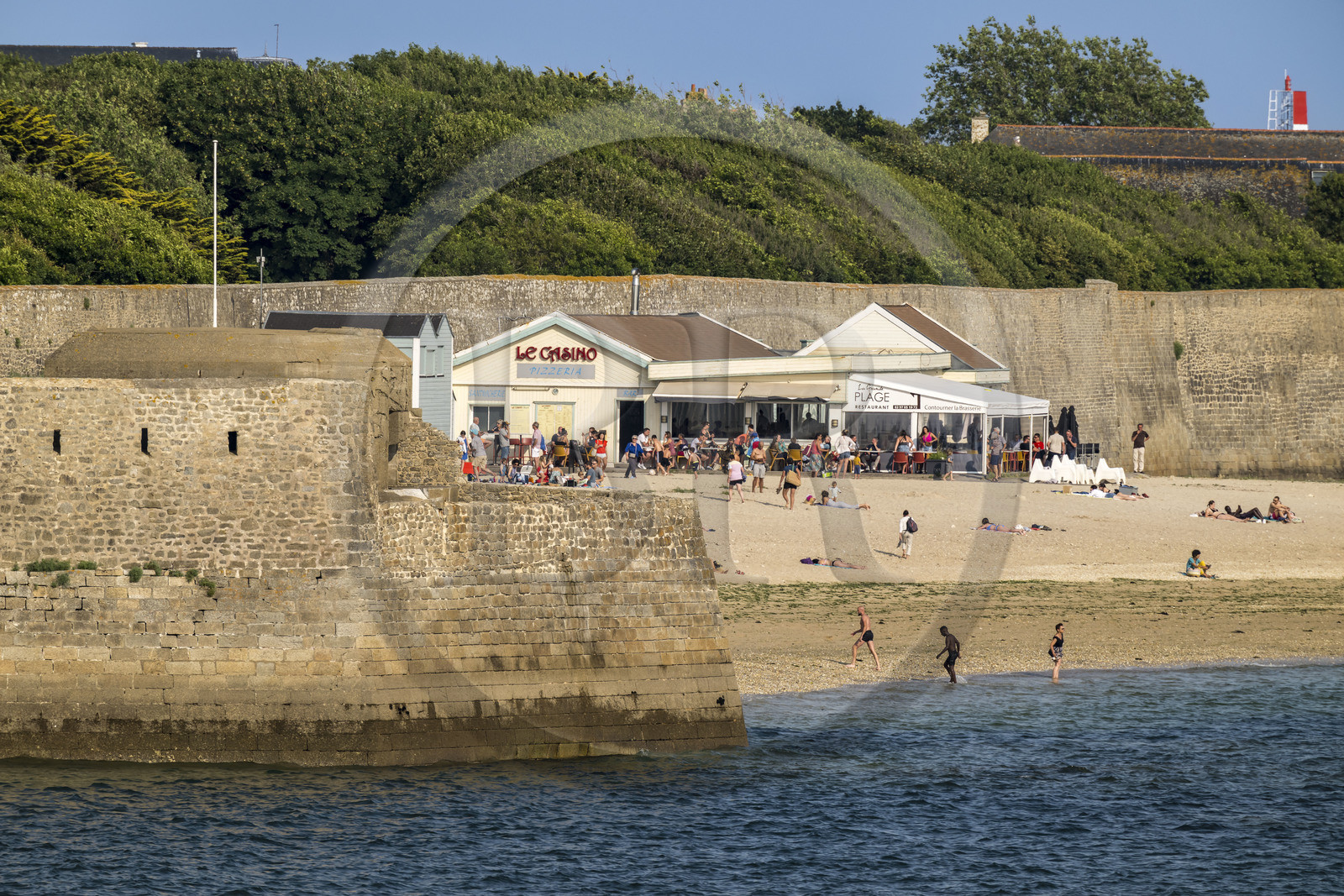 France, Morbihan (56), Port-Louis, la Grande Plage de Port-Louis au pied des remparts