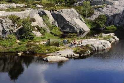 Norvège, Rogaland, région du Lysefjord, campeurs au bord d'un petit lac sur le chemin de randonnée menant au Rocher de La Chaire (Preikestolen)