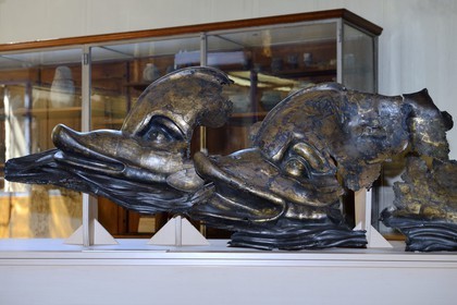 France, Isère (38), Vienne, Musée des Beaux-Arts et d'Archéologie situé au premier étage de l'ancienne halle à grains, dauphins en alliage cuivreux doré datant du IIème siècle après J.C. découverts sur les berges du Rhône à Vienne en 1840