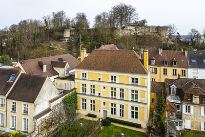 France, Aisne (02), Château-Thierry, Musée Jean de La Fontaine - Ville de Chateau-Thierry dans la maison natale du poète, la facade Renaissance côté jardin et les ruines du chateau en arrière plan