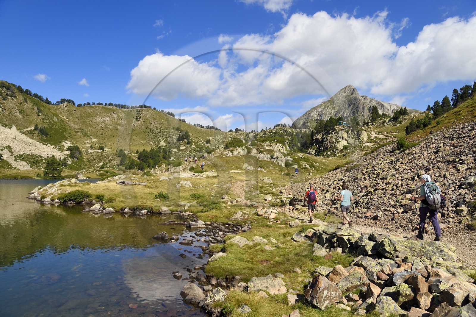 France, Hautes-Pyrénées (65), Saint-Lary-Soulan et Vielle-Aure, randonnée sur une variante du GR10 entre le col de Portet et les lacs de Bastan en bordure de la réserve naturelle de Néouvielle, lac de Bastan du milieu et le pic de Bastan en arrière plan