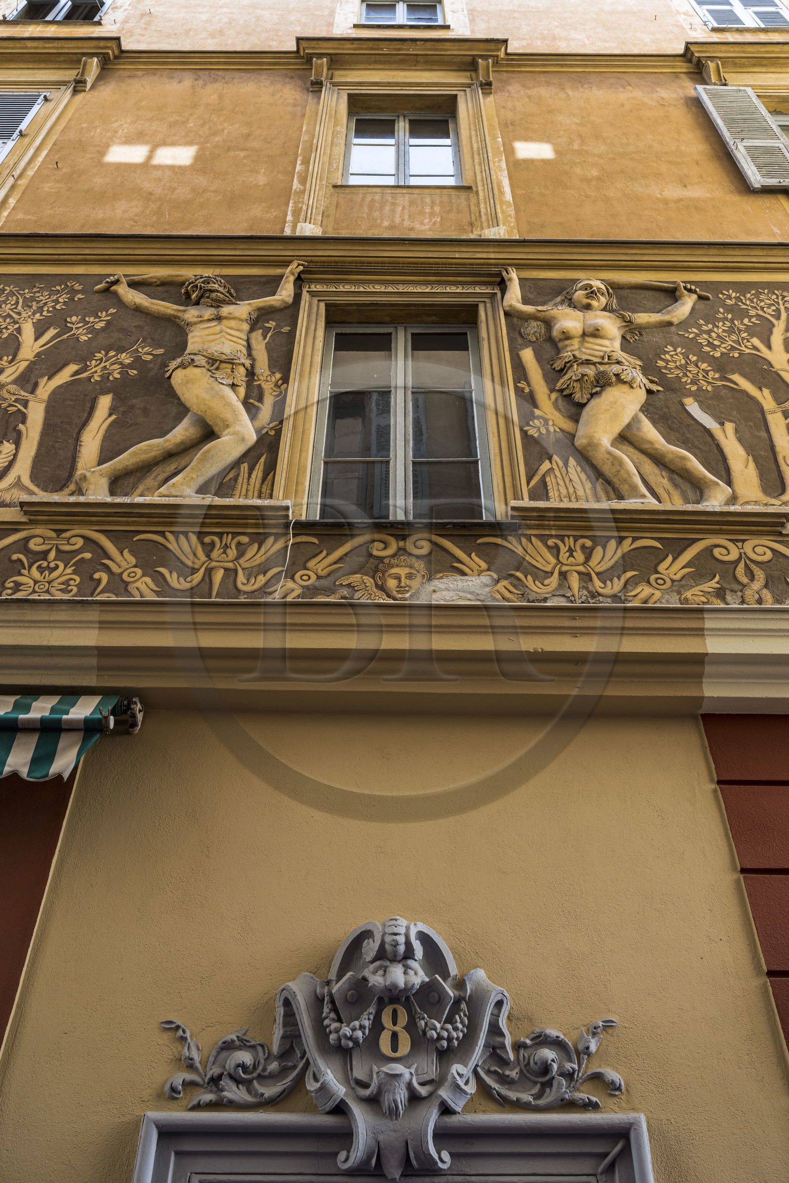 France, Alpes-Maritimes (06), Nice classée Patrimoine Mondial de l'UNESCO, le Vieux Nice, rue de la Poissonnerie, fresque en haut-relief (1584) représentant Adam et Eve dans le jardin d'Eden et son décor en sgraffito