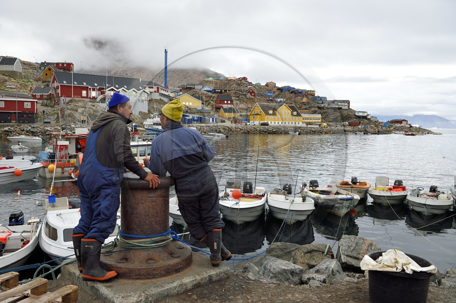 Groenland, cote ouest, baie de Baffin, le port de la ville de Uummannaq accrochée à la roche