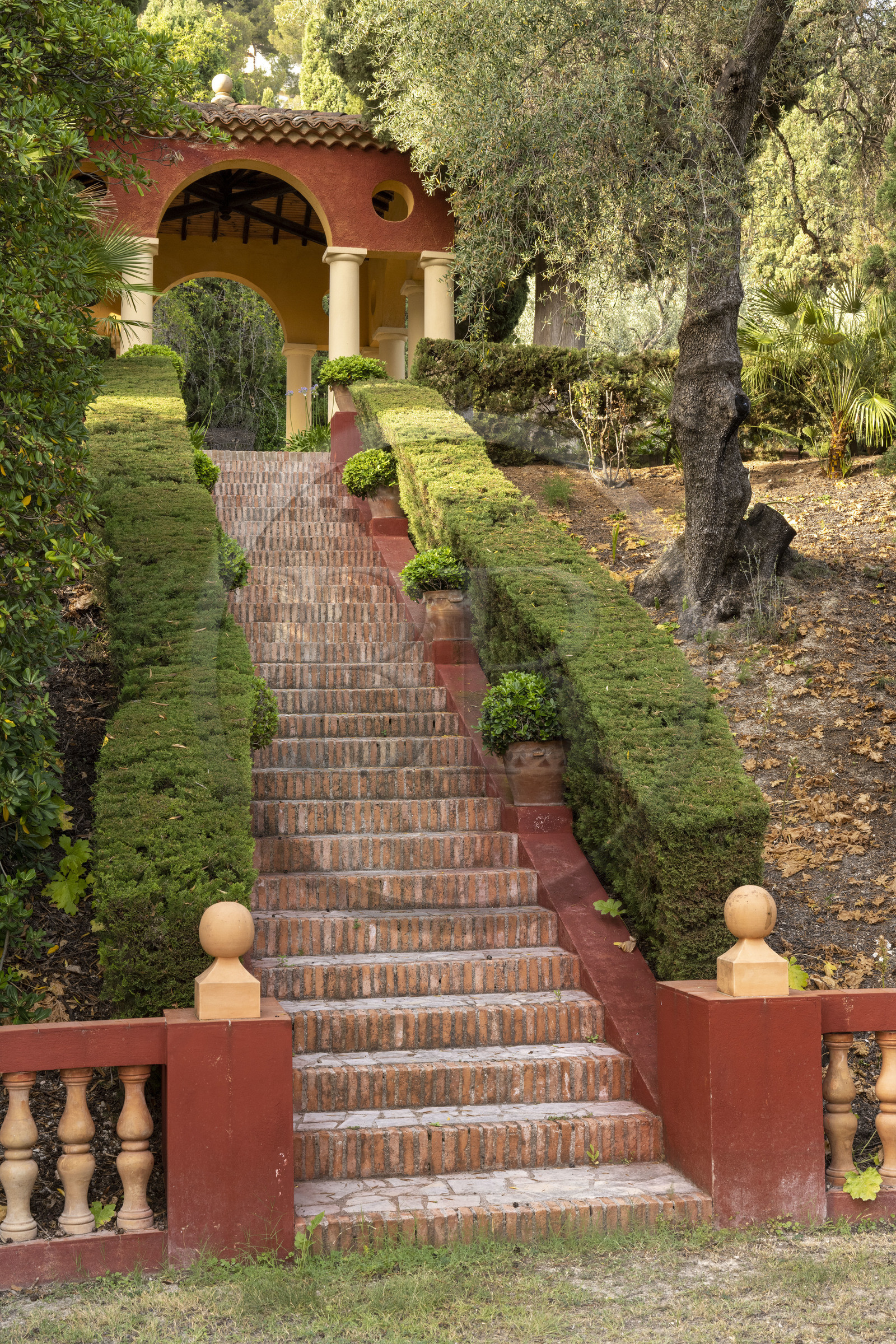 France, Alpes-Maritimes (06), Menton, Domaine des Colombieres, une des nombreuses petites structures qui habitent le parc conçu et créé par Ferdinand Bac