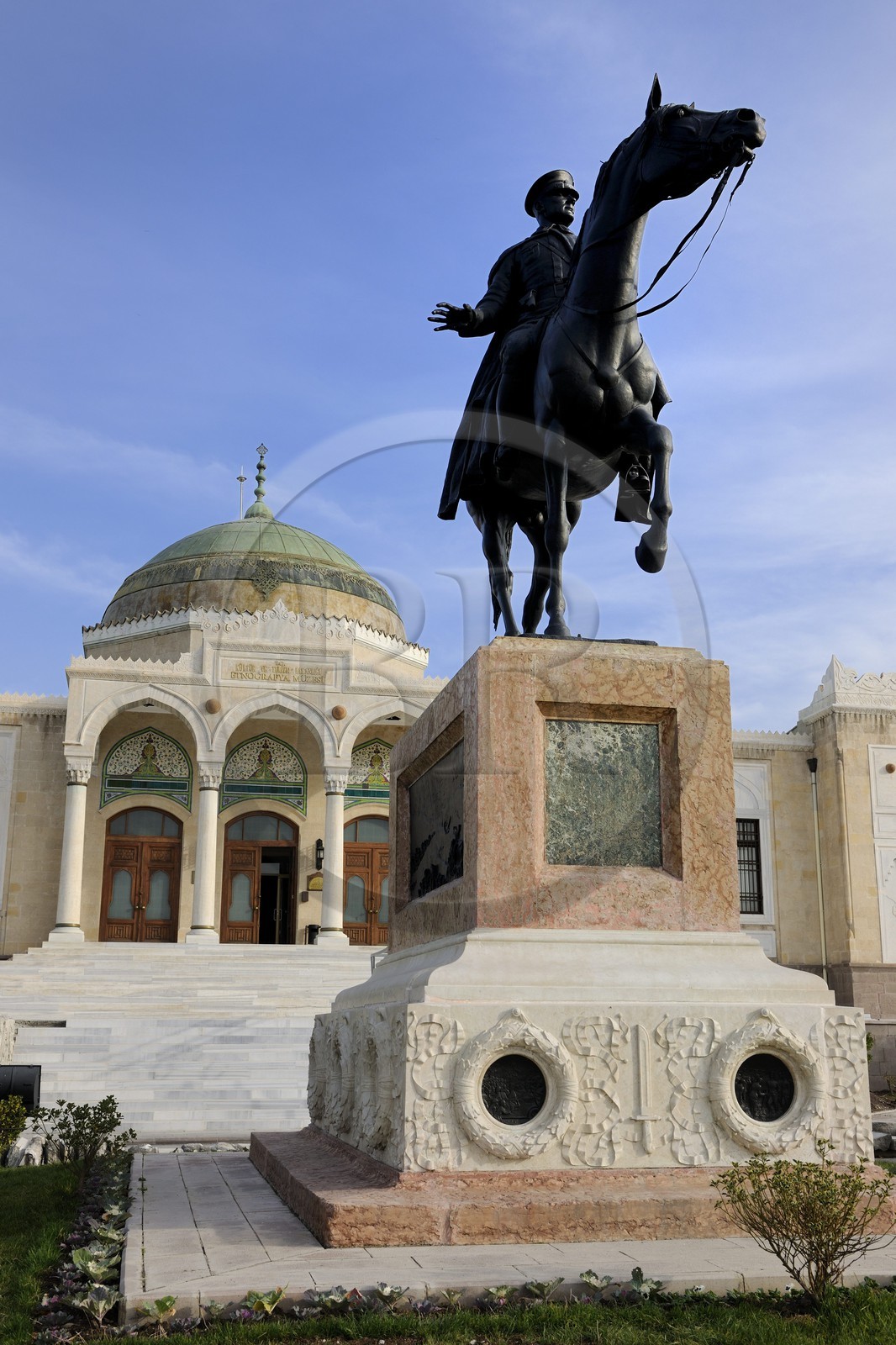 Turquie, Anatolie centrale, Ankara, la statue équestre de Atatürk devant le musée ethnographique