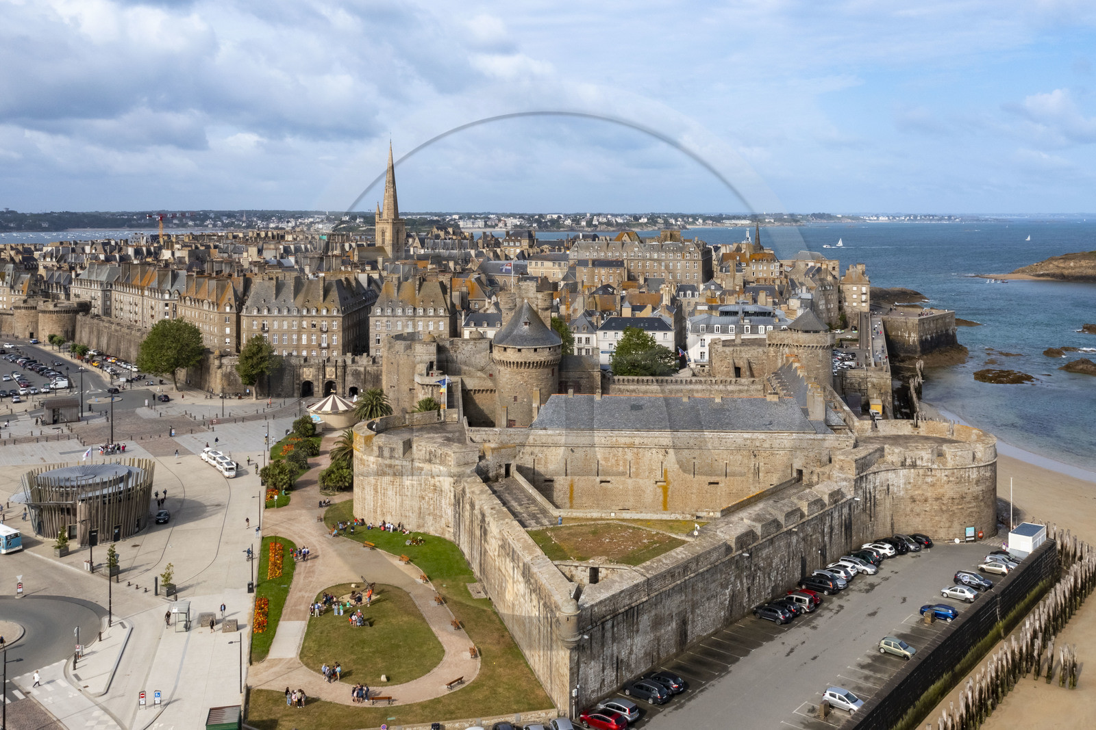 France, Ille-et-Vilaine (35), Côte d'Emeraude, Saint-Malo, au premier plan le chateau de Saint-Malo (XVème siècle) qui abrite l'Hotel de Ville (vue aérienne)