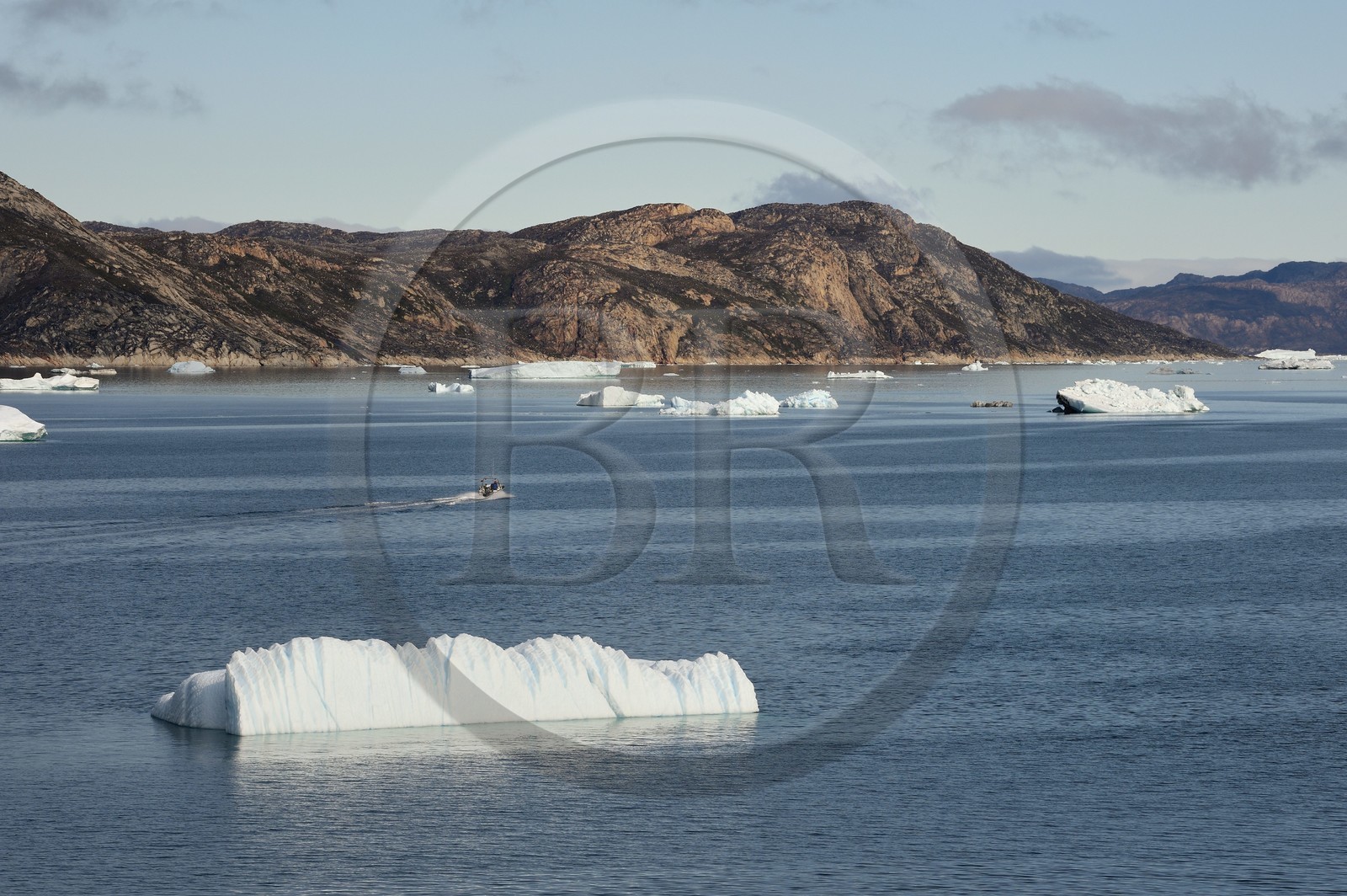 Groenland, cote ouest, baie de Disko, hors-bord progressant entre les icebergs dans la baie de Quervain