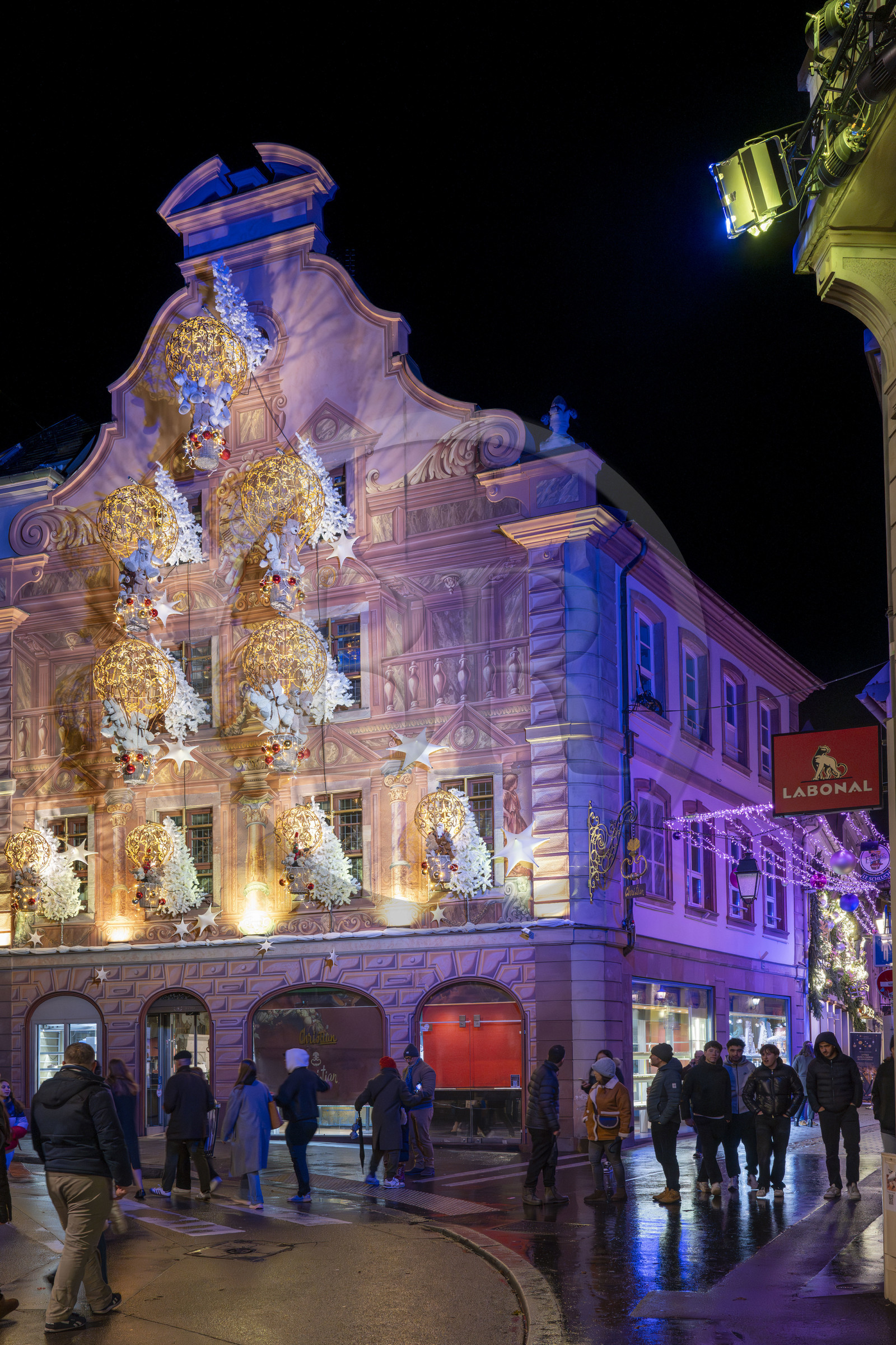 France, Bas-Rhin (67), Strasbourg, vieille ville classée au Patrimoine Mondial de l’UNESCO, décoration de Noël sur la facade de la patisserie Christian Meyer