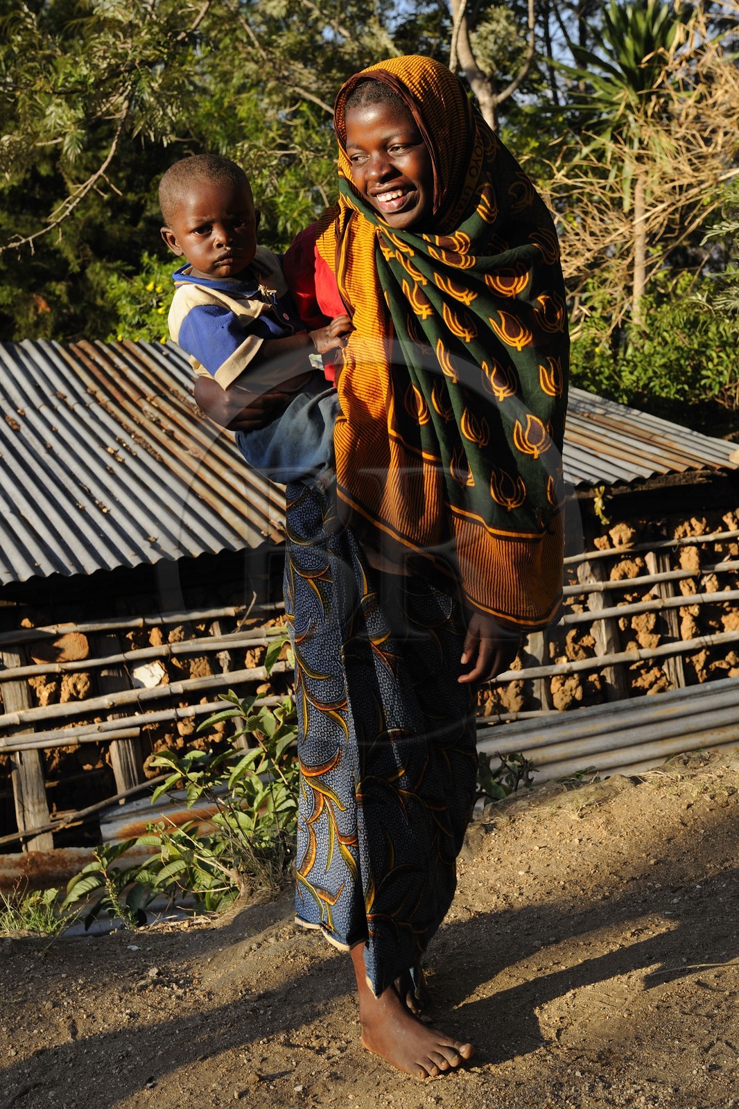 Tanzanie, région de Morogoro, les Monts Uluguru, jeune fille portant un jeune enfants dans un village aux alentours de l'ancien refuge allemand de Morningside