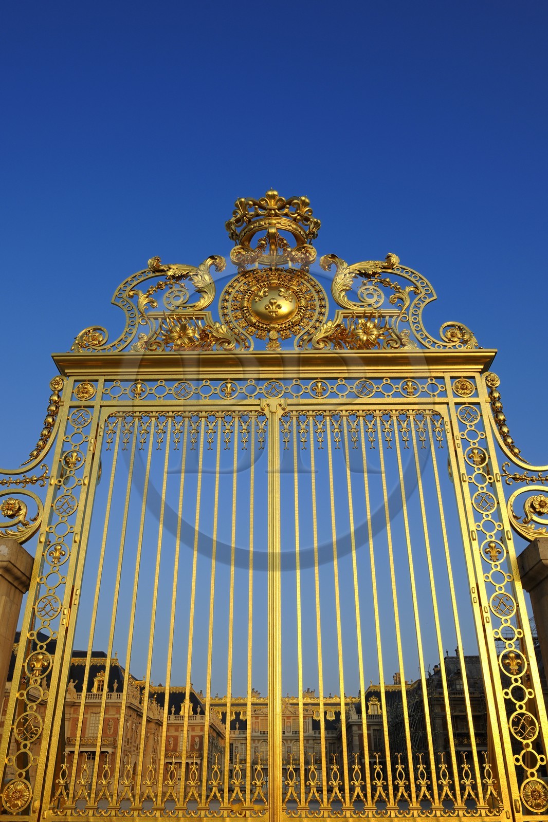 France, Yvelines (78), château de Versailles, classé Patrimoine Mondial de l'UNESCO, porte de la grille royale dessinée par Mansart séparant la cour royale restaurée en juin 2008