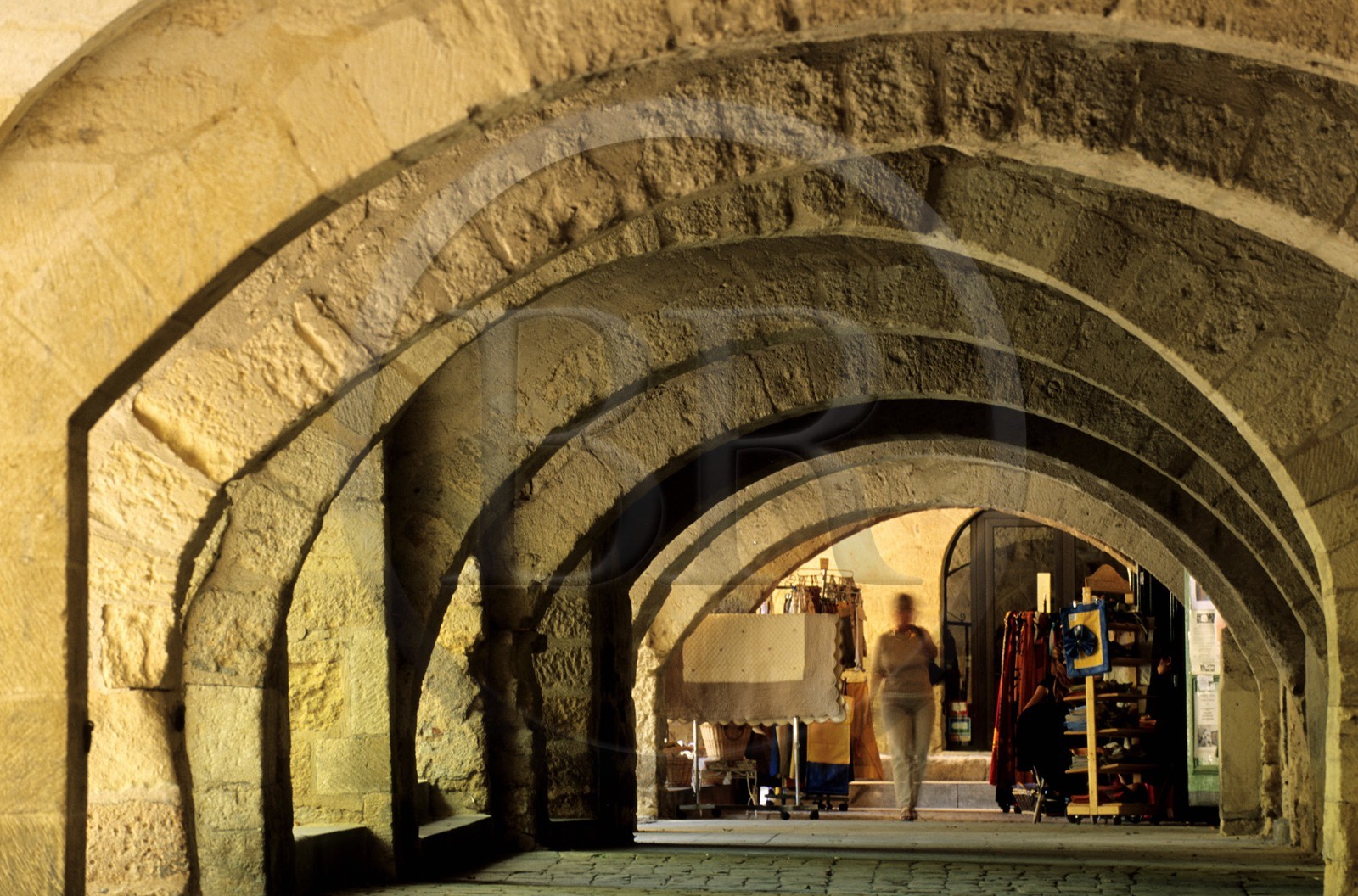 France, Gard (30), Nîmes, les arcades d'une place de la vieille ville