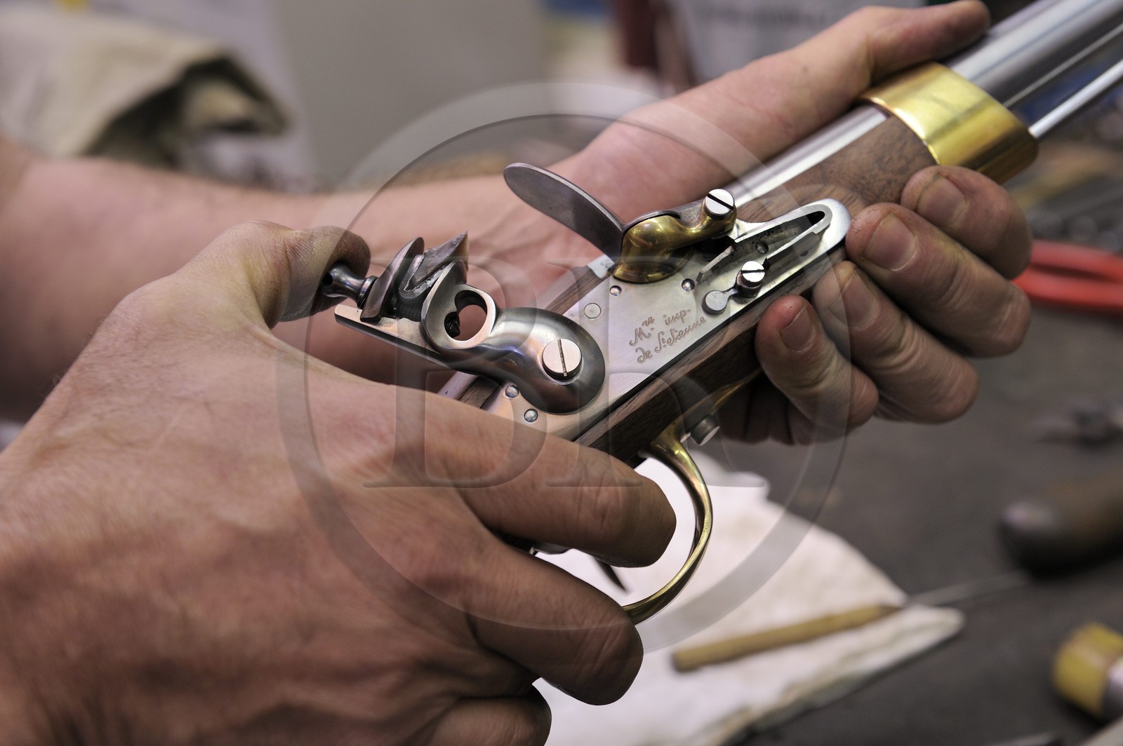 Italie, Lombardie, province de Brescia, Gardone Val Trompia, fabriquant d’armes historiques à chargement par la bouche Davide Pedersoli & C, montage final d'un pistolet
