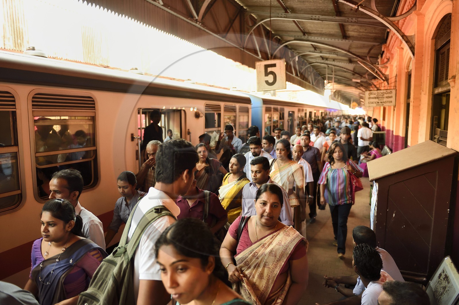 Sri Lanka, Colombo, arrivée de passagers à la gare de Maradana
