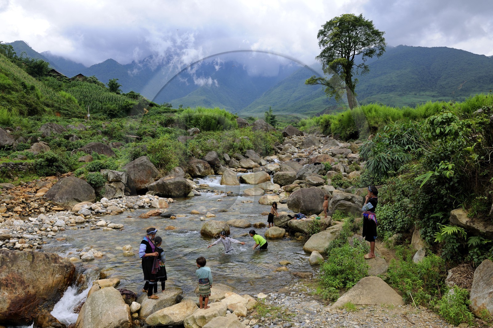 Vietnam, province de Lao Cai, région Nord-Ouest de Sapa, village de Mong Xoa de la minorité Hmong Bleu, les enfants se baignent et se lavent dans la rivière