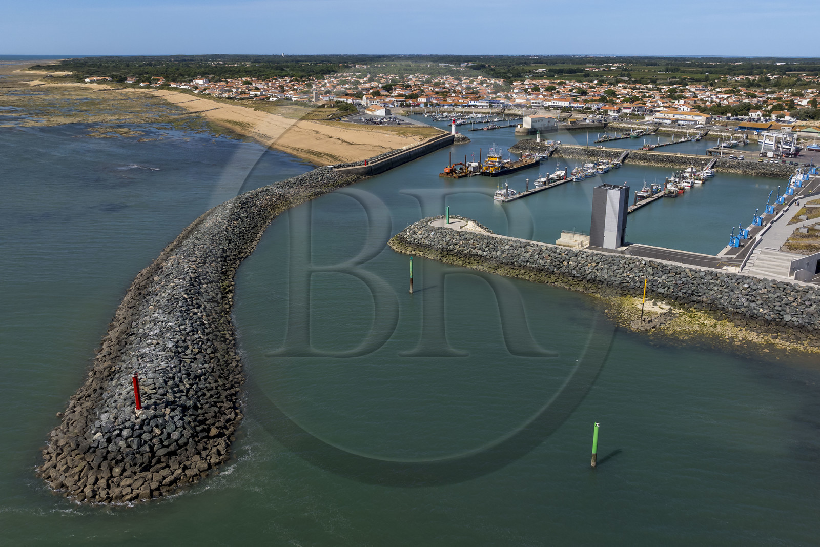 France, Charente-Maritime (17), Ile d'Oléron, port de La Cotinière, bassin à flots aménagé en 2022 au pied de la nouvelle criée (vue aérienne)