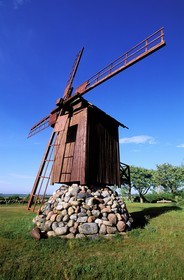 Estonie (Pays Baltes), île de Saaremaa, péninsule de Sorve, moulin à vent dans le village de Jamajala