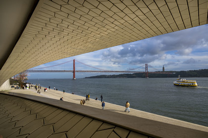 Portugal, Lisbonne, quartier de Belem, MAAT (Musée d'Art, Architecture et Technologie ou Museu de Arte, Arquitetura e Tecnologia) sur les bords du Tage, inauguré en 2016 et conçu par l'architecte britannique Amanda Levete, le pont Ponte 25 de Abril en arrière plan