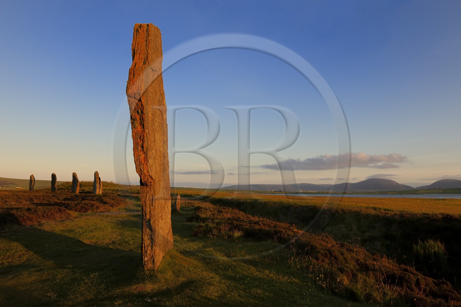 Royaume-Uni, Ecosse, Iles Orcades, Ile de Mainland, au bord du Loch of Stenness, cercle de pierres levées du Ring of Brodgar, classées Patrimoine Mondial de l' UNESCO