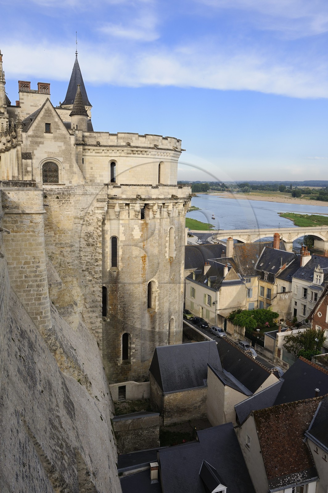 France, Indre et Loire (37), Vallée de la Loire classée Patrimoine mondial de l'UNESCO, château d'Amboise, la Tour des Minimes ou Cavalière surplombant la Loire