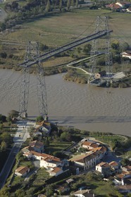 France, Charente-Maritime (17), Rochefort, le pont transbordeur de Rochefort (aussi appelé de Martrou) de l’ingénieur et constructeur Ferdinand Arnodin sur le fleuve Charente (vue aérienne)