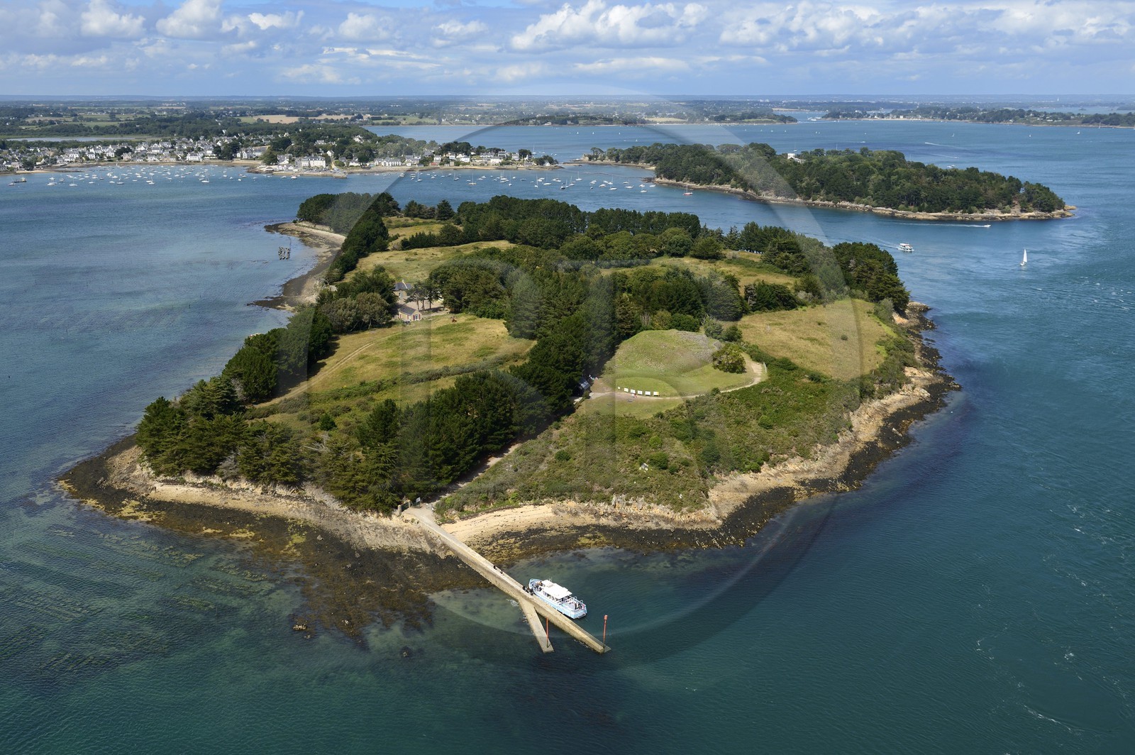 France, Morbihan (56), Golfe du Morbihan, Ile de Gavrinis, Cairn de Gavrinis datant de 3500 avant J.C. (vue aérienne)