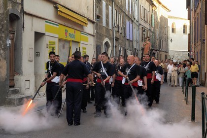 France, Var (83), la Provence Verte, Bras, la Bravade, procession de Saint-Etienne, les bravadeurs tirent des coups de fusils à blanc