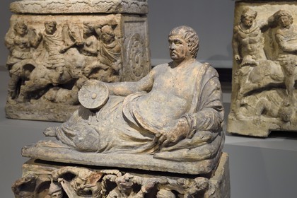 Allemagne, Berlin, l'Ile aux musées, classée Patrimoine Mondial de l'UNESCO, Altes Museum abritant une collection d'oeuvres antiques, urne cinéraire étrusque avec couvercle (150-100 avant JC)