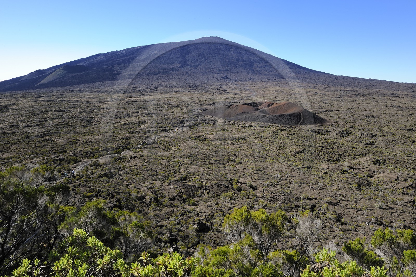 France, île de la Réunion, volcan du Piton de la Fournaise, classé Patrimoine Mondial de l'UNESCO, le cratère Formica Léo au premier plan et le cratère Dolomieu dans l'Enclos